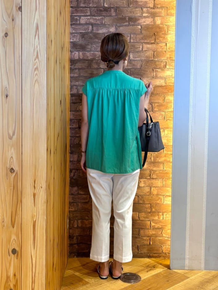 mieさんの「SHOO･LA･RUE｜【S-LL/洗濯後しわになりにくい】上品にきれい見え スラブギャザーブラウス」を使ったコーディネート