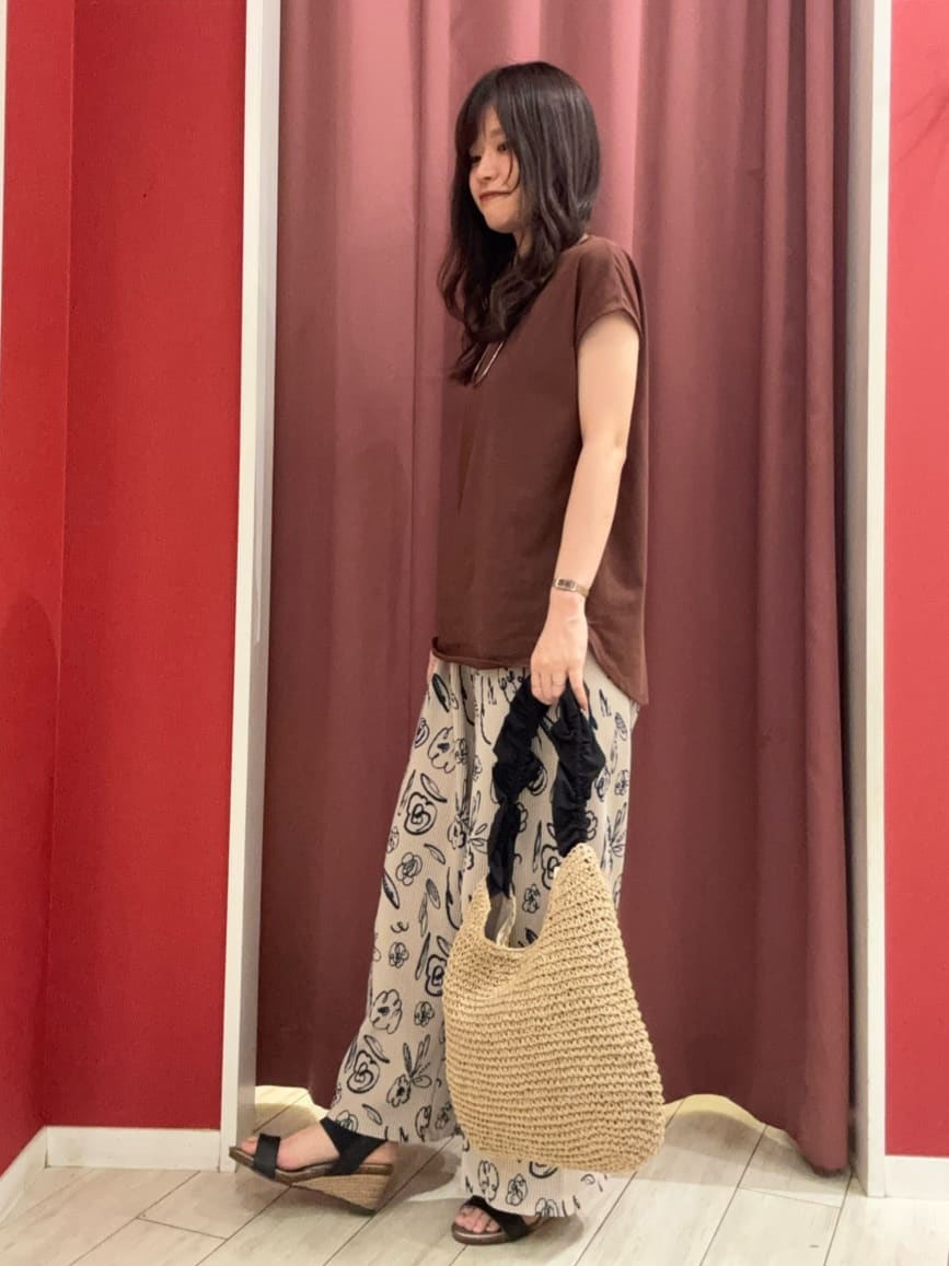 hassyさんの「SHOO･LA･RUE｜【S-LL/汗ジミ軽減/ひんやり/UV】インせず着られる フレンチスリーブTシャツ」を使ったコーディネート