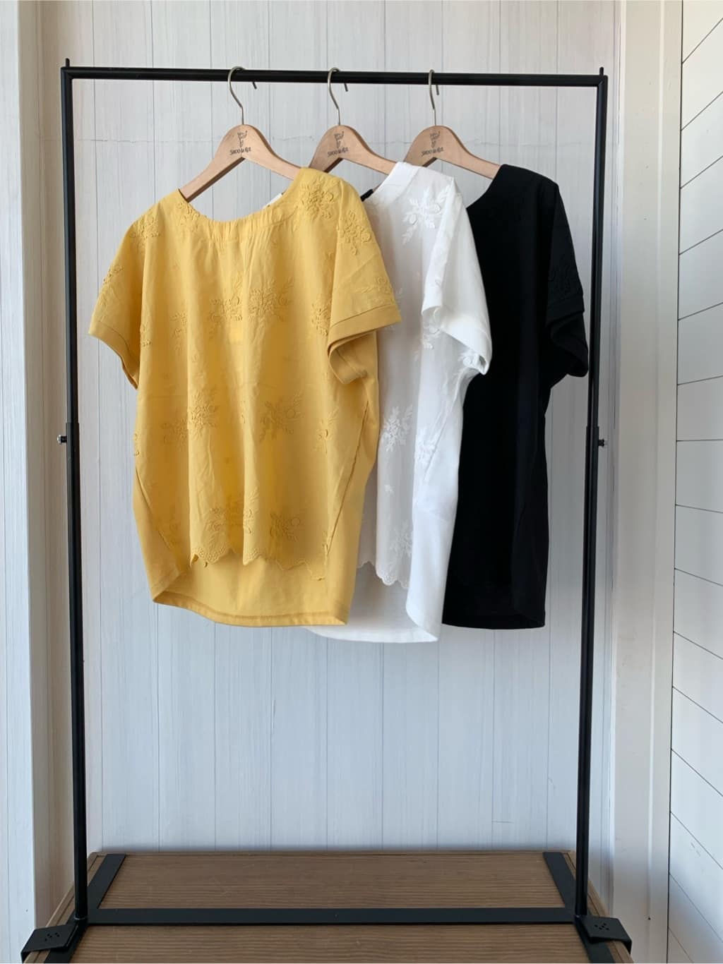 misaさんの「SHOO･LA･RUE｜【洗える/S-LL】インせず着られる さらっと大人上品 刺繍トップス」を使ったコーディネート