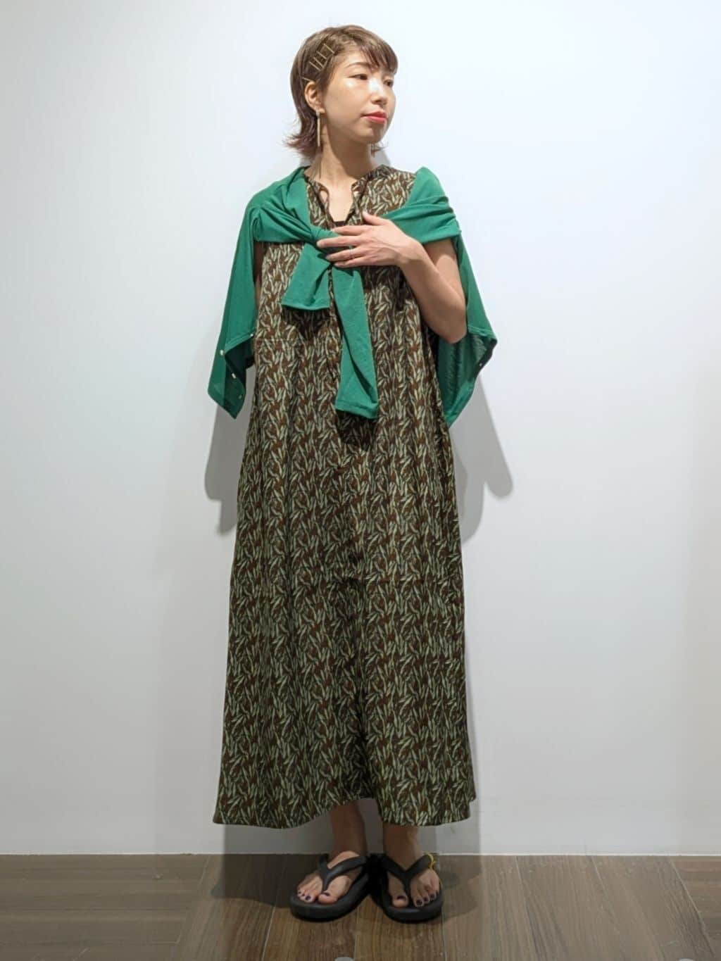 4410さんの「THE SHOP TK｜シアーフライスVカーデ」を使ったコーディネート