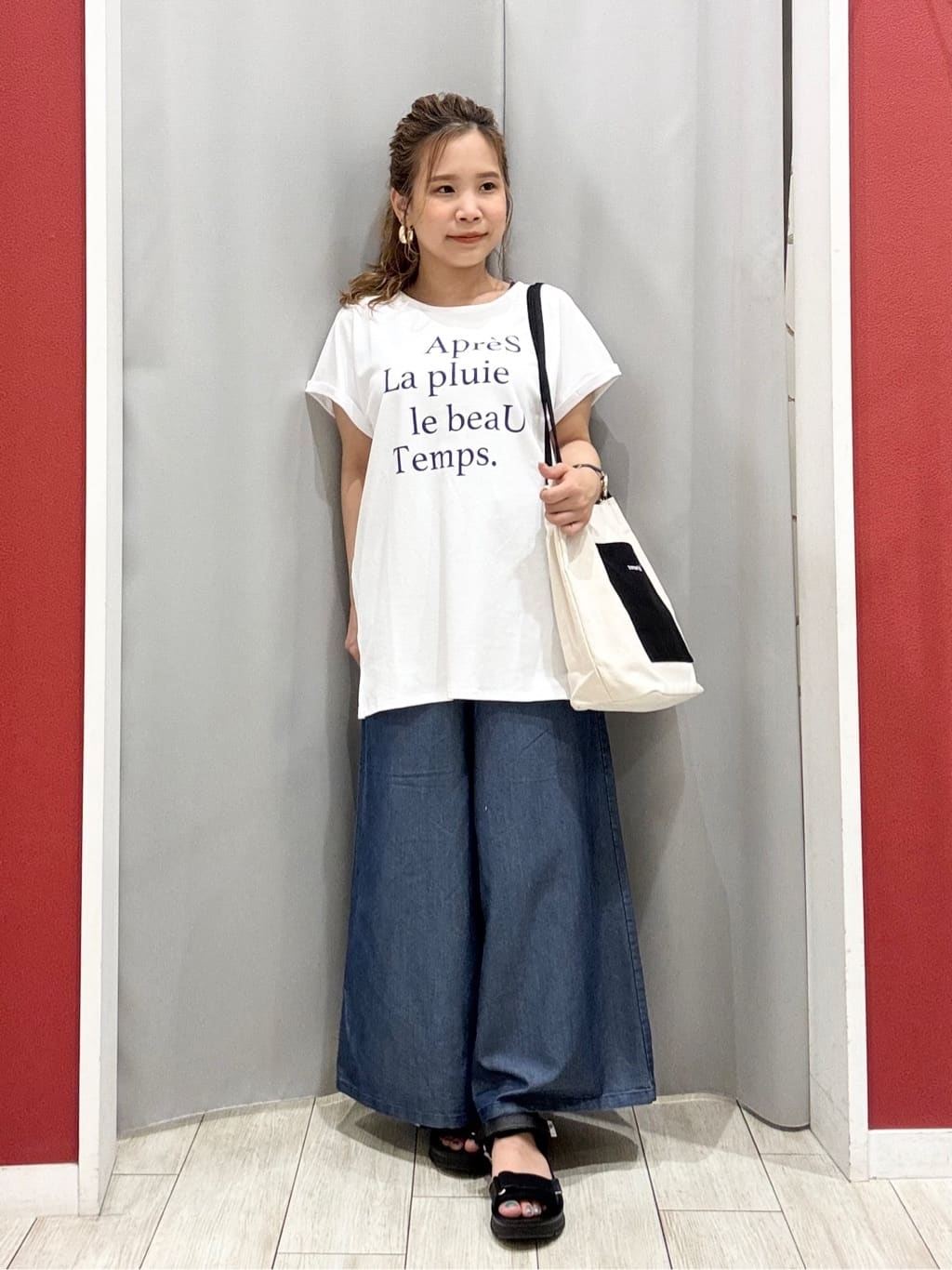 shioさんの「SHOO･LA･RUE｜【洗える/S-LL/ひんやり】金ボタンがアクセント　大人のデニムガウチョパンツ」を使ったコーディネート