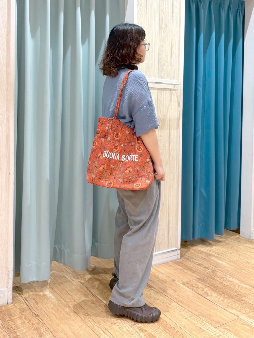 砂糖さんの「SHOO･LA･RUE｜ゆるっと感がこなれ見え ワッシャーシアー半袖シャツ」を使ったコーディネート