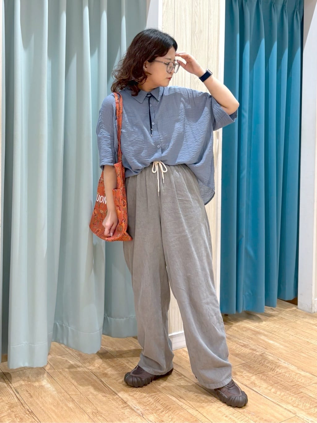 砂糖さんの「SHOO･LA･RUE｜ゆるっと感がこなれ見え ワッシャーシアー半袖シャツ」を使ったコーディネート