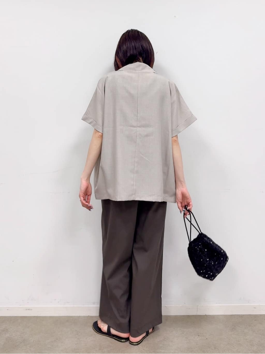 𝐜𝐡𝐢𝐤𝐚さんの「SHOO･LA･RUE｜【着丈選べる】触れる度ひんやり ゆるきれい イージーワイドパンツ」を使ったコーディネート