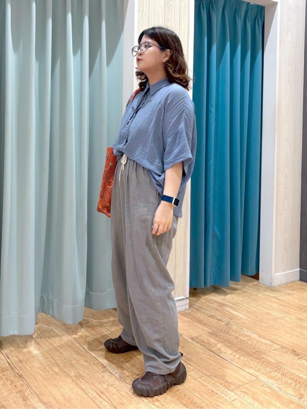 砂糖さんの「SHOO･LA･RUE｜ゆるっと感がこなれ見え ワッシャーシアー半袖シャツ」を使ったコーディネート