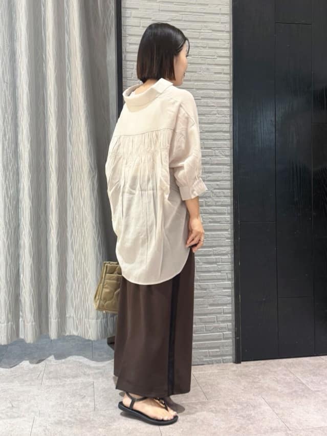 chさんの「THE SHOP TK｜後ろギャザーシアーシャツ【体型カバー／洗える】」を使ったコーディネート