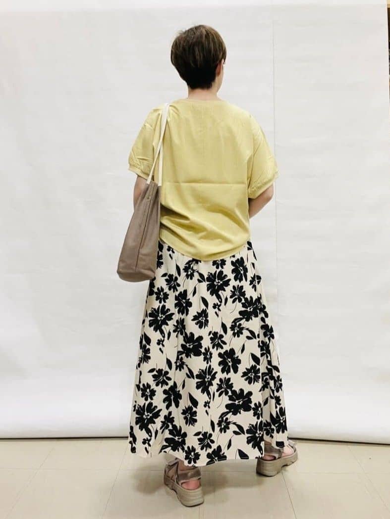 なっちゃんさんの「SHOO･LA･RUE｜【ひんやり/洗濯後しわになりにくい】リブ切り替えドルマンブラウス」を使ったコーディネート