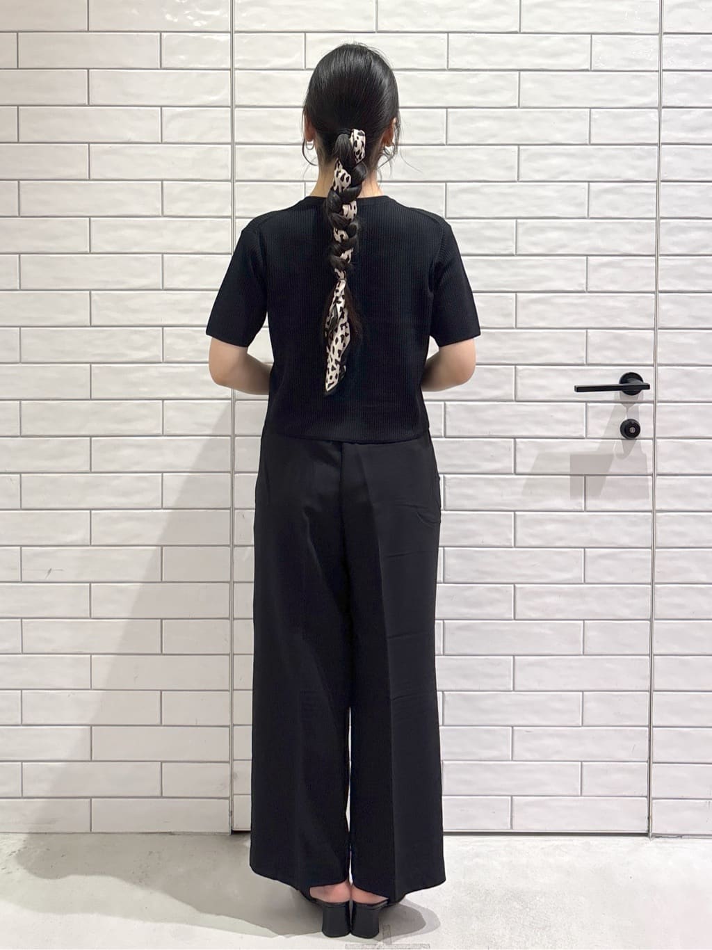 ayumiさんの「OPAQUE.CLIP｜フロントビジューリブニットカーディガン【洗濯機洗い可／抗ピル】」を使ったコーディネート