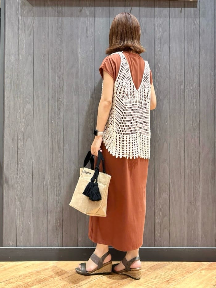 meiさんの「SHOO･LA･RUE｜【2点セット】クロシェ編みレースベスト＋Tシャツワンピースセット」を使ったコーディネート