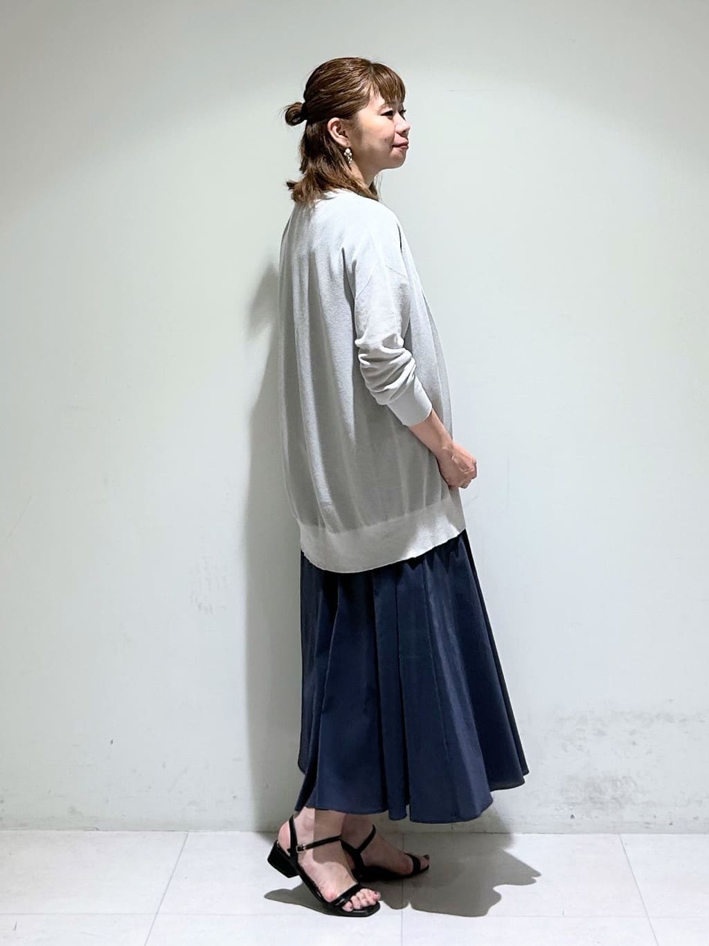tsuyuさんの「INDIVI｜【洗える／通勤】無地＆マルチストライプ柄Vネックブラウス」を使ったコーディネート