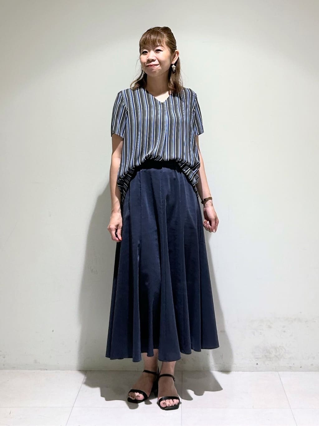 tsuyuさんの「INDIVI｜【洗える／通勤】無地＆マルチストライプ柄Vネックブラウス」を使ったコーディネート