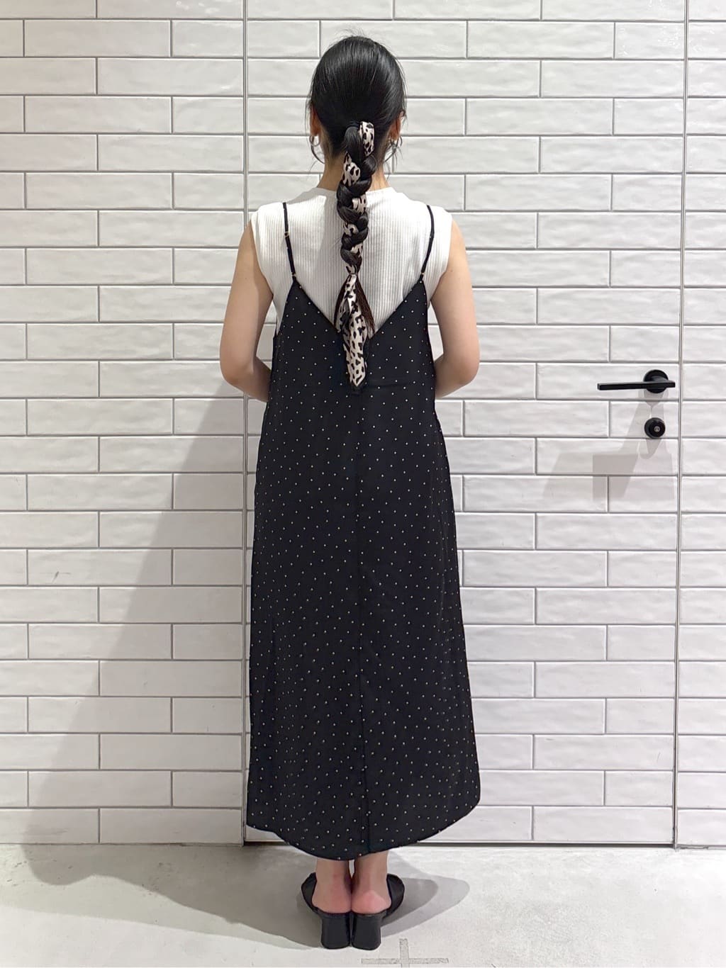 ayumiさんの「OPAQUE.CLIP｜ランダムドット サテンキャミワンピース【洗濯機洗い可】」を使ったコーディネート