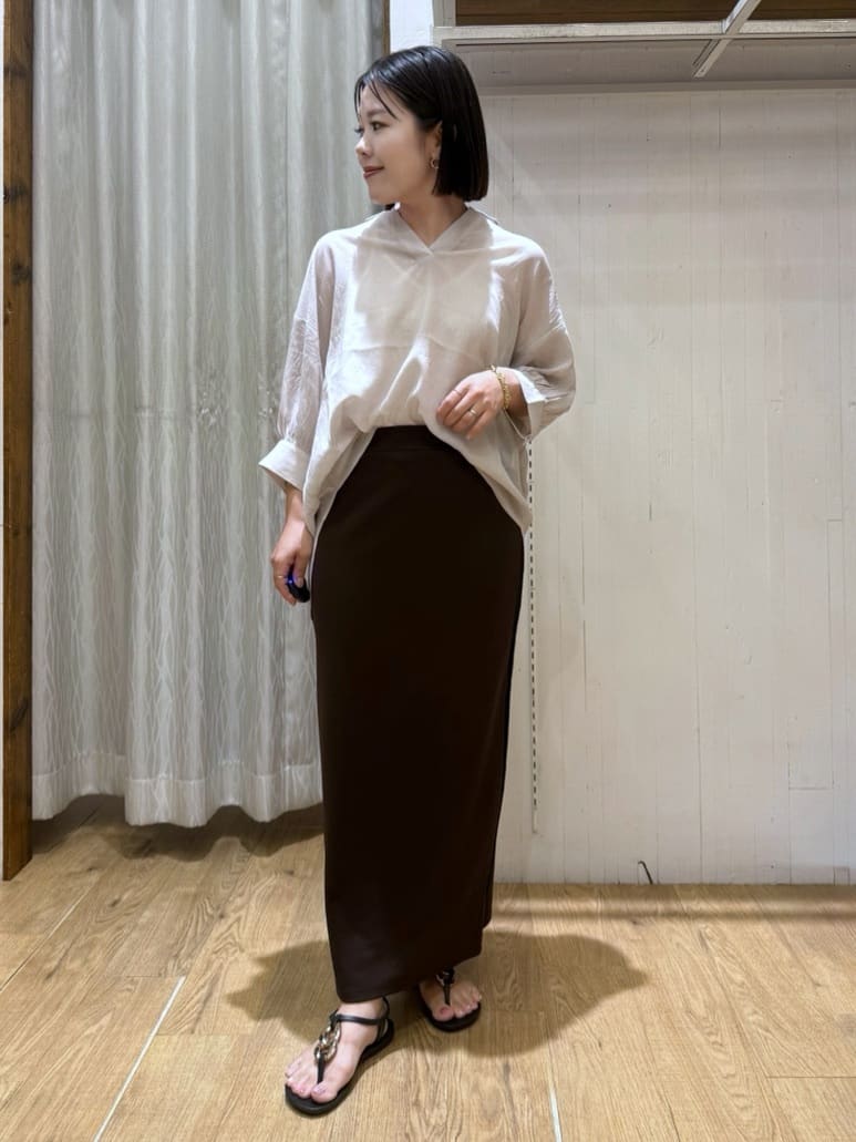 chさんの「THE SHOP TK｜後ろギャザーシアーシャツ【体型カバー／洗える】」を使ったコーディネート