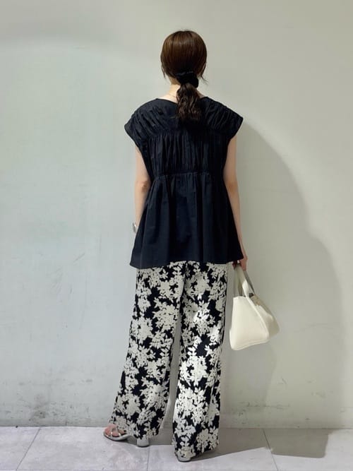 kyokaさんの「UNTITLED｜【ウエストゴム/ワイド/柄】モノトーンフラワーパンツ」を使ったコーディネート