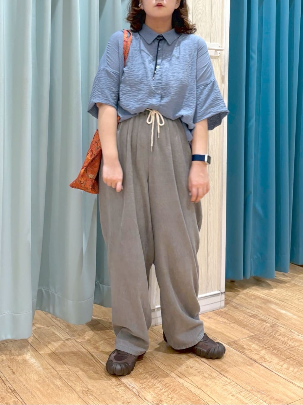 砂糖さんの「SHOO･LA･RUE｜ゆるっと感がこなれ見え ワッシャーシアー半袖シャツ」を使ったコーディネート