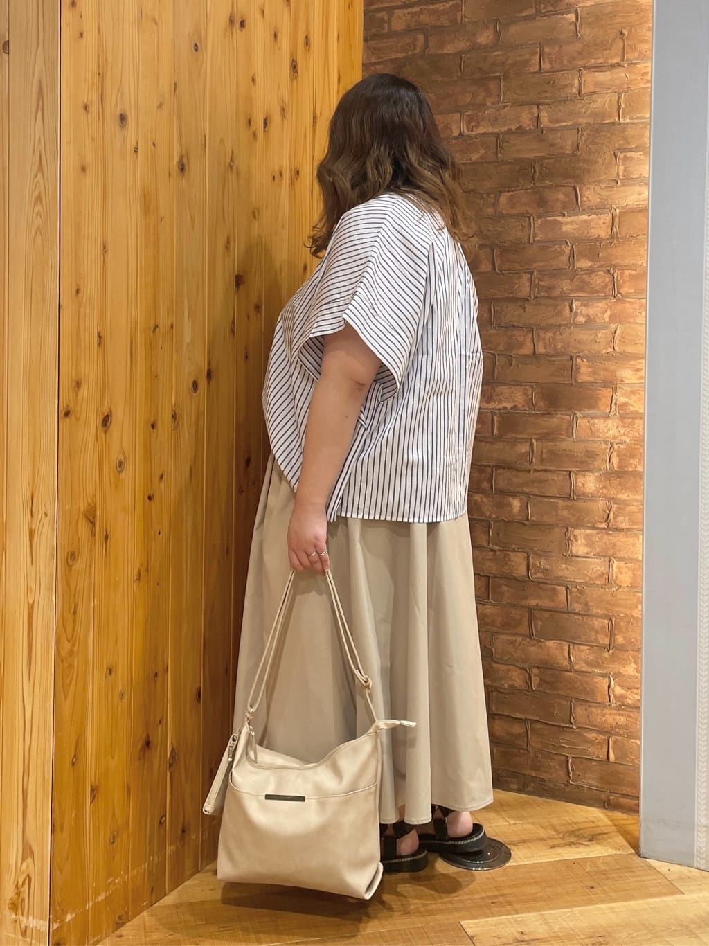 Risaさんの「SHOO･LA･RUE｜きれいめカジュアルに ラメストライプ ポンチョ風シャツ」を使ったコーディネート
