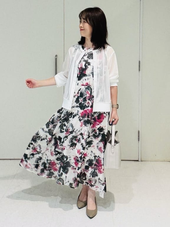 makiさんの「UNTITLED｜【シアー/エレガント/花柄/夏ワンピ】ペイントフラワーワンピース」を使ったコーディネート
