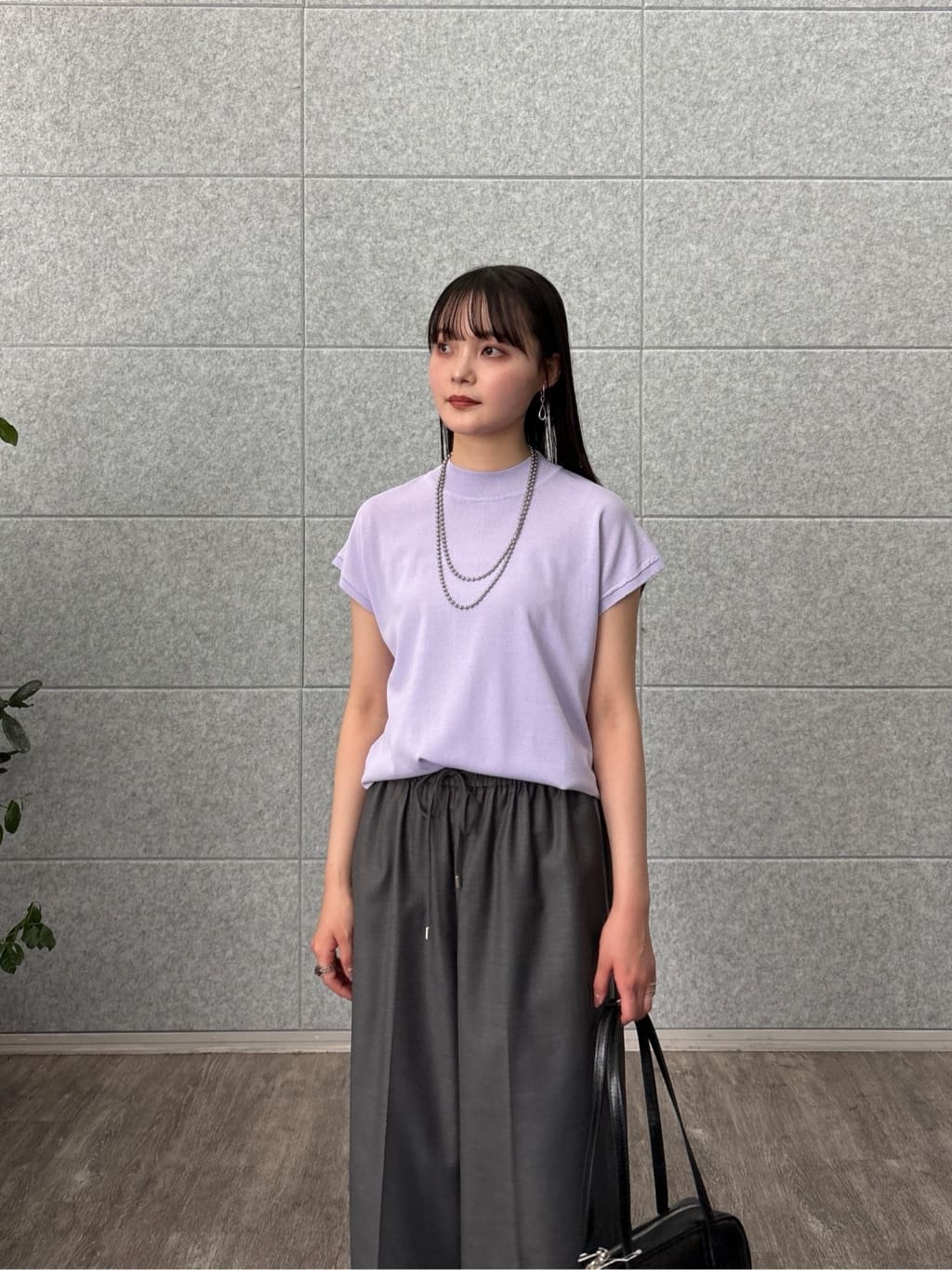 akiさんの「INDIVI｜【セットアップ可能】サキソニーサイドラインパンツ」を使ったコーディネート