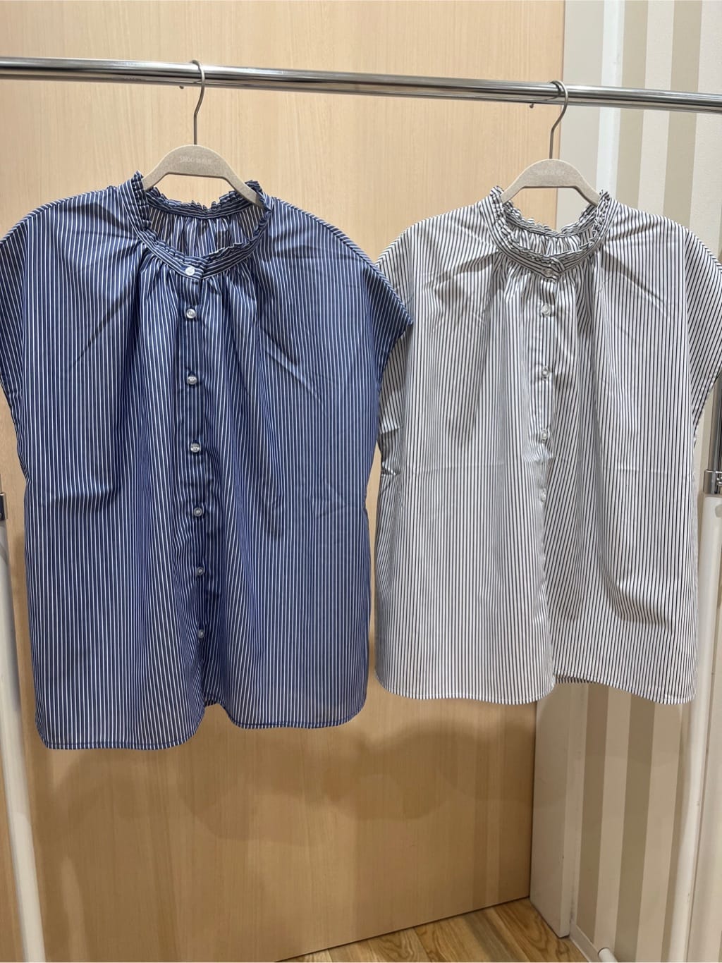 みわさんの「SHOO･LA･RUE｜【洗える/S-LL】プチフリル襟が女性らしい フレンチスリーブシャツ」を使ったコーディネート
