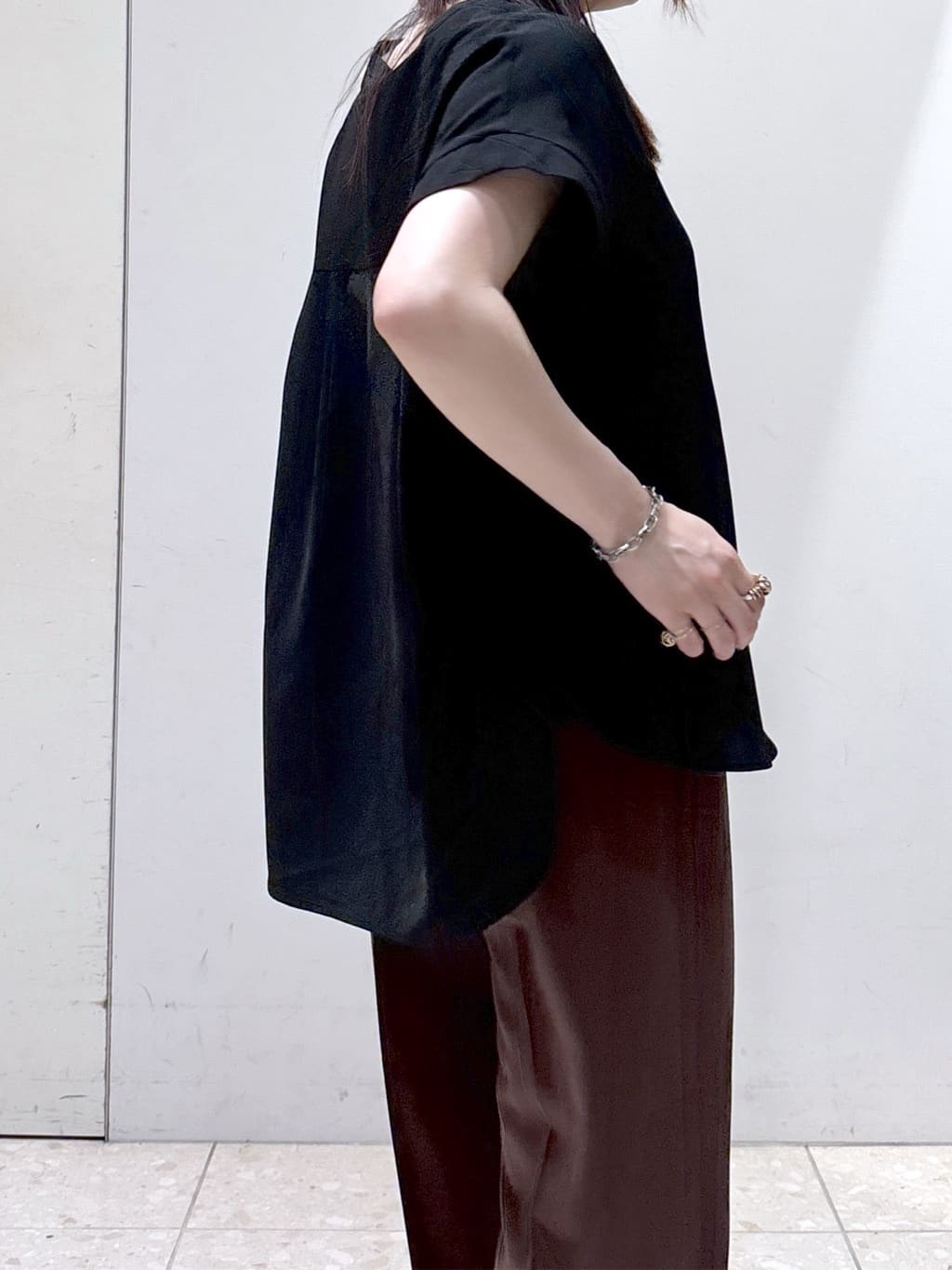 mameさんの「OPAQUE.CLIP｜《7色展開／SS-LLサイズ》ストレッチスキッパーブラウス／セットアップ対応【洗濯機洗い可／防シワ】」を使ったコーディネート