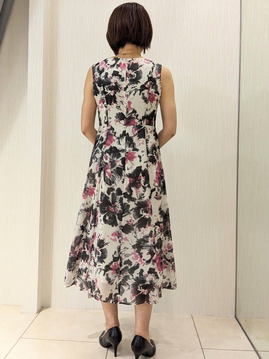 u-macoさんの「UNTITLED｜【シアー/エレガント/花柄/夏ワンピ】ペイントフラワーワンピース」を使ったコーディネート
