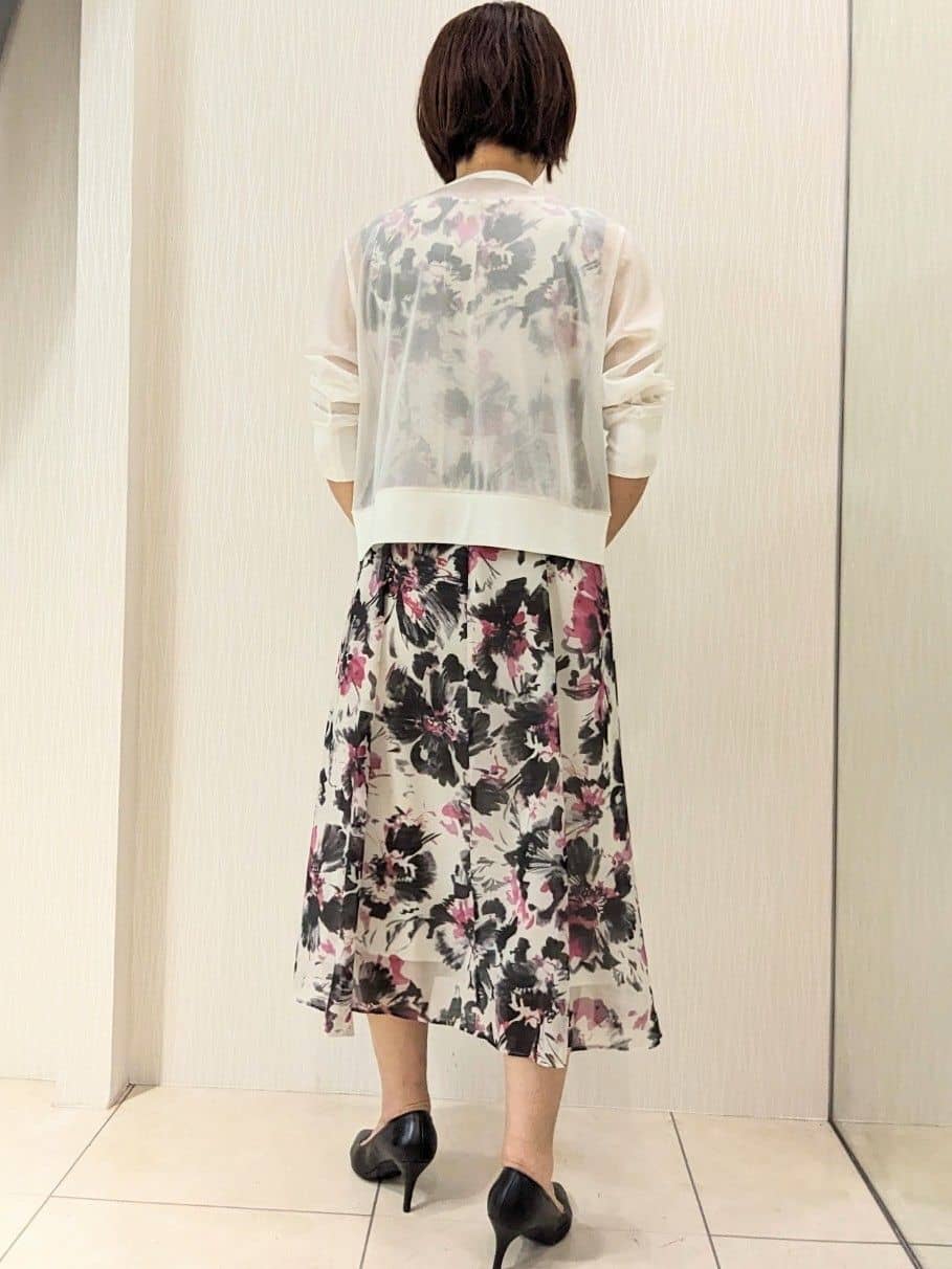 u-macoさんの「UNTITLED｜【シアー/エレガント/花柄/夏ワンピ】ペイントフラワーワンピース」を使ったコーディネート