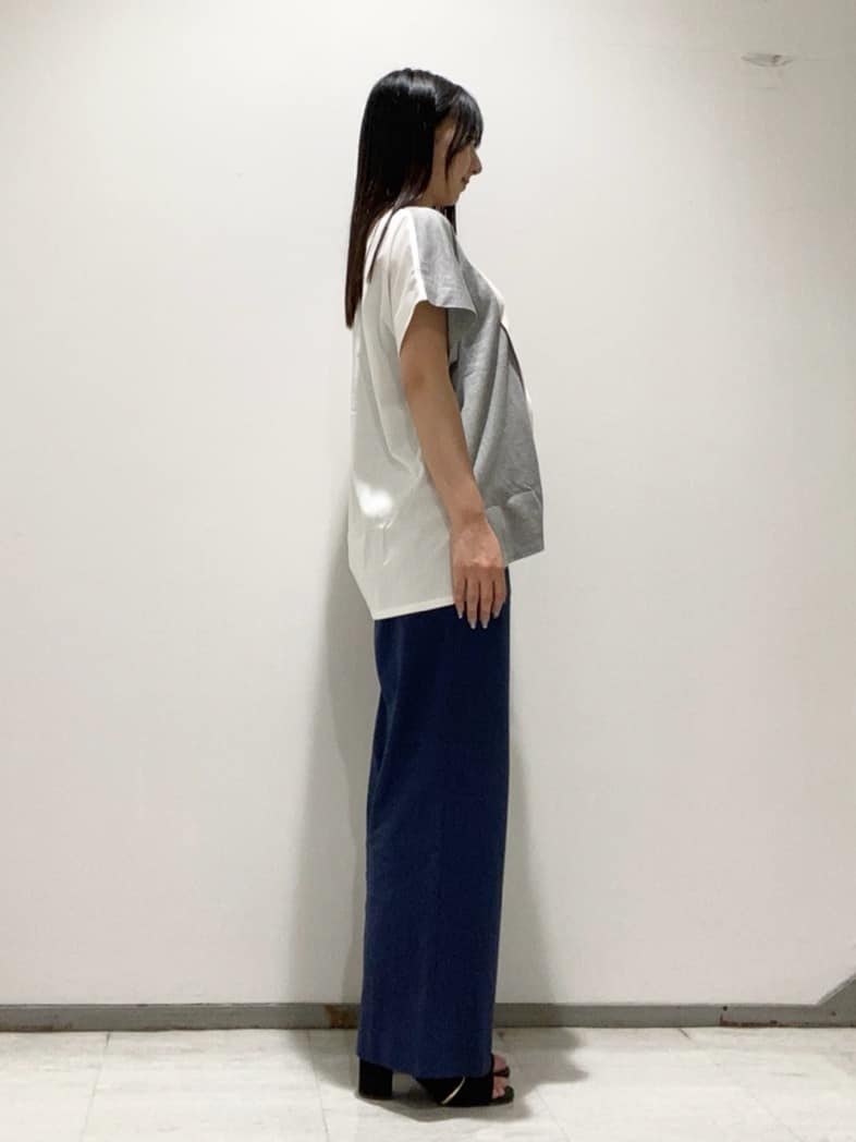 meiさんの「INDIVI｜【洗える／汗ジミ防止】バイカラー＆アシメヘム Tシャツ」を使ったコーディネート