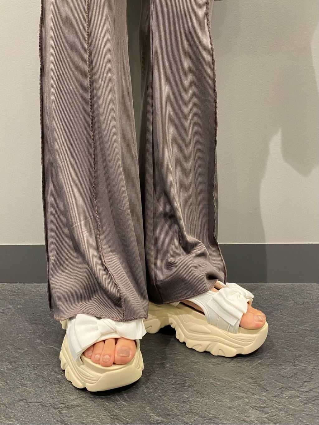 hiraさんの「ESPERANZA｜リボン刺繍キャンバストートバッグ」を使ったコーディネート