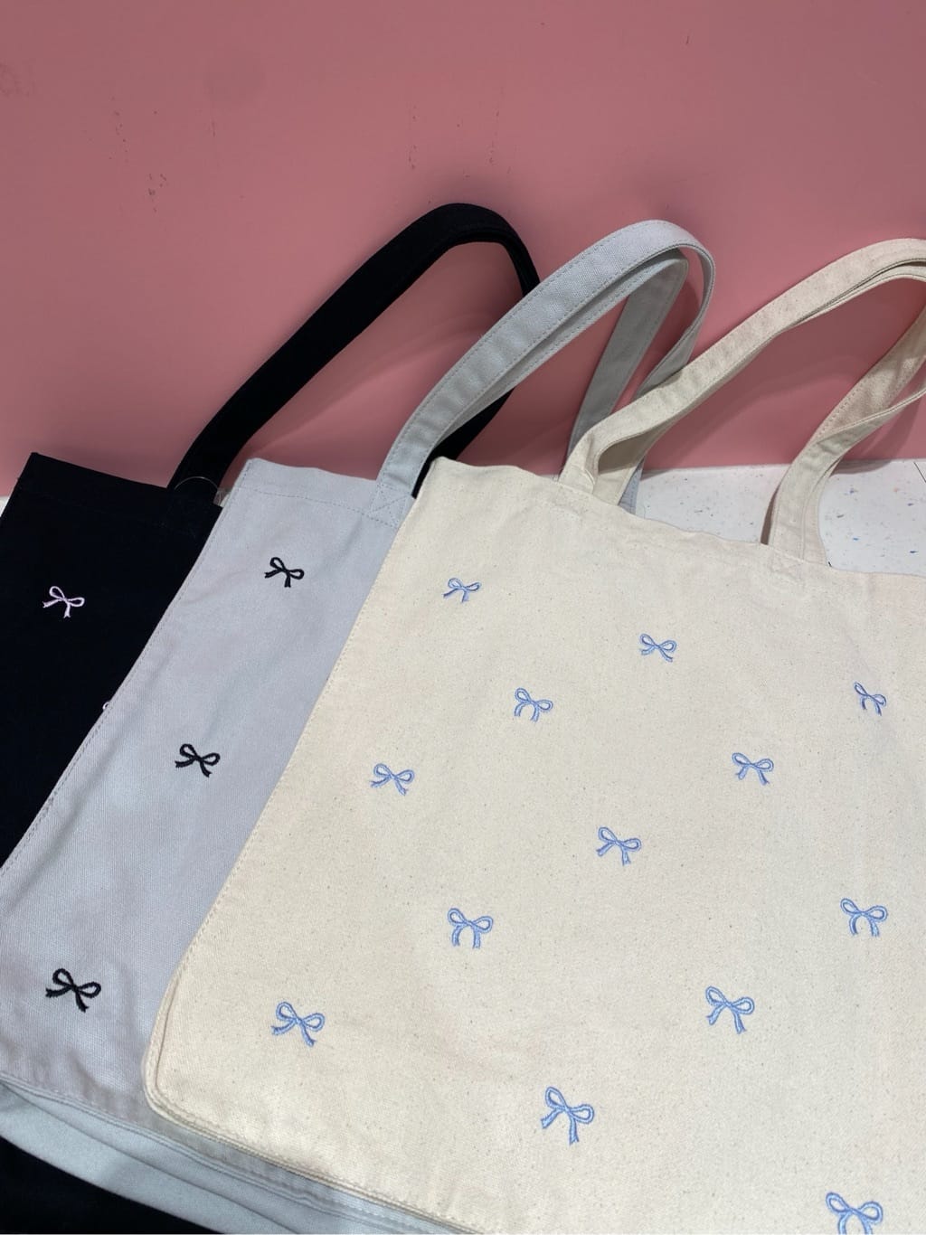 hiraさんの「ESPERANZA｜リボン刺繍キャンバストートバッグ」を使ったコーディネート