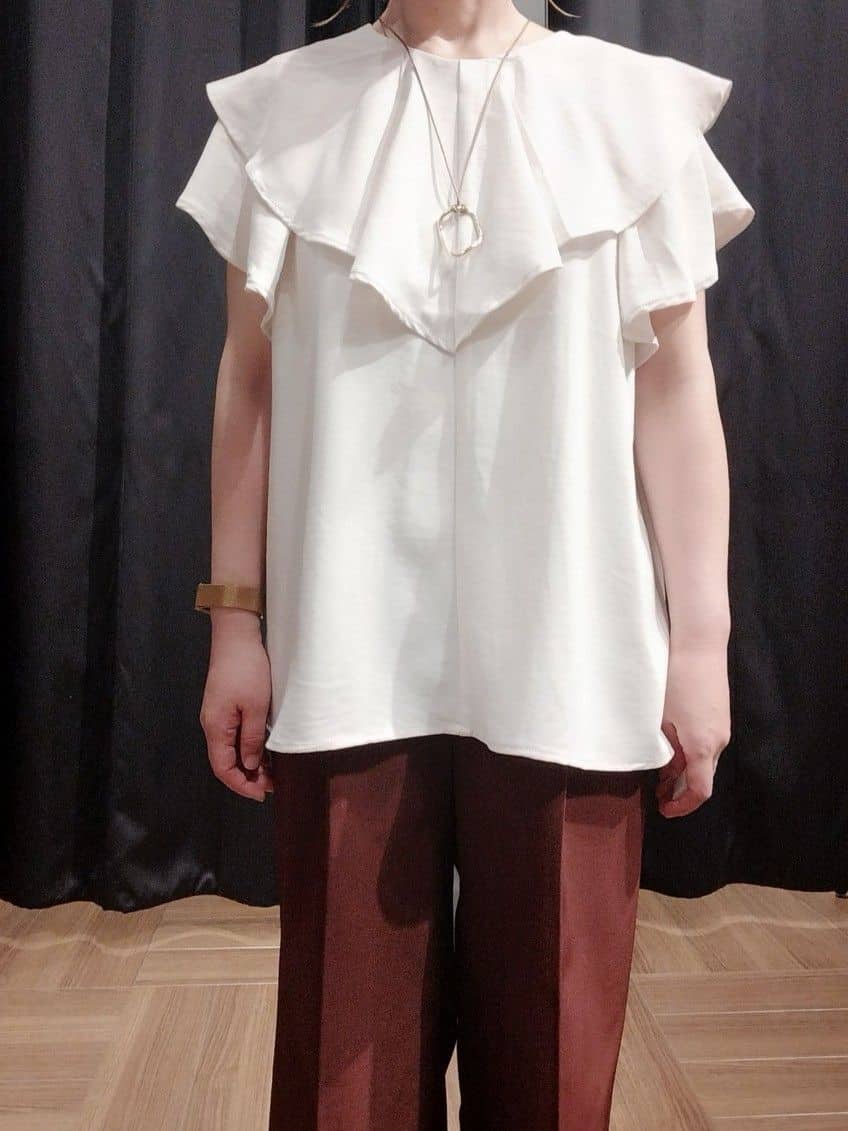 naoさんの「THE SHOP TK｜【ONOFF活躍】フリルデザインブラウス/セットアップ可」を使ったコーディネート