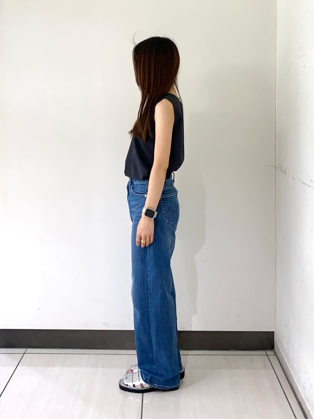 momoさんの「INDIVI｜【褒められデニム】ワイドストレート デニムパンツ」を使ったコーディネート