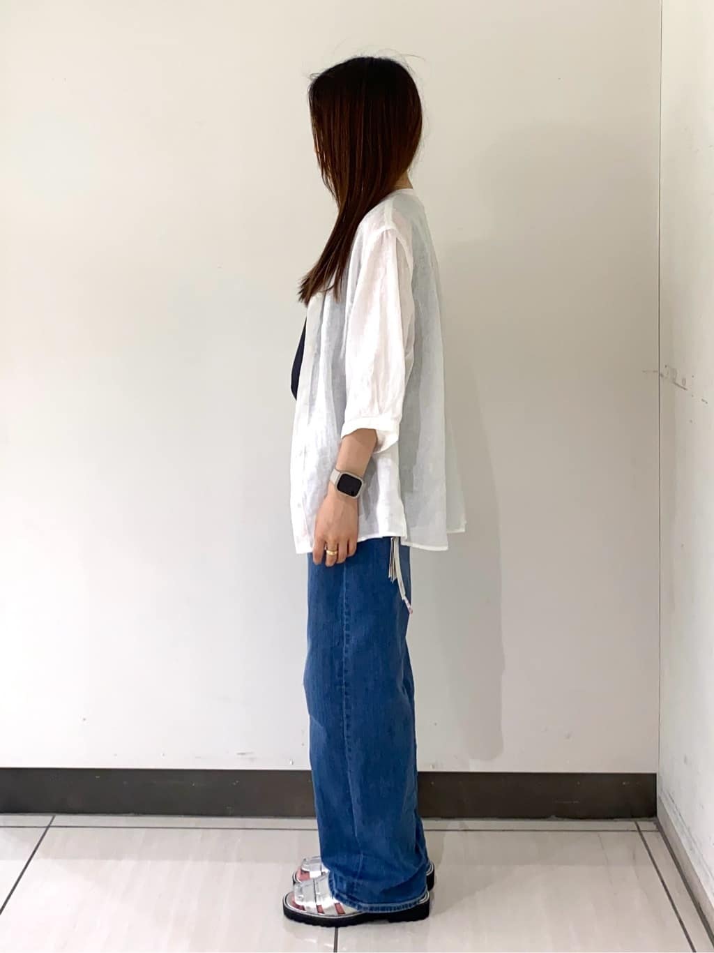 momoさんの「INDIVI｜【褒められデニム】ワイドストレート デニムパンツ」を使ったコーディネート