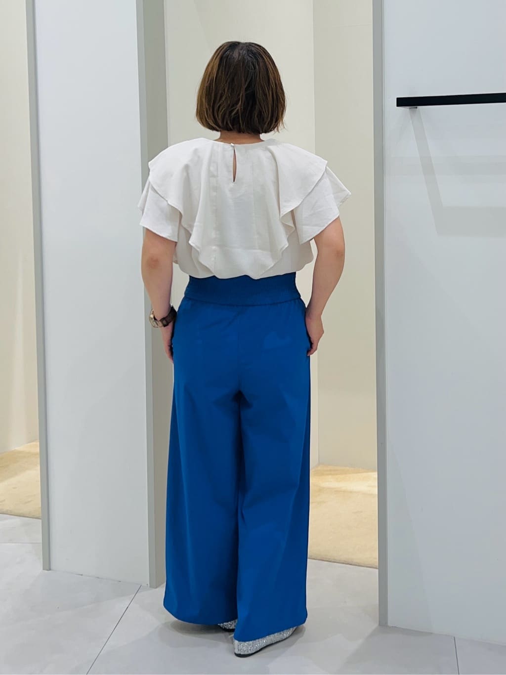 タナさんの「THE SHOP TK｜【ONOFF活躍】フリルデザインブラウス/セットアップ可」を使ったコーディネート
