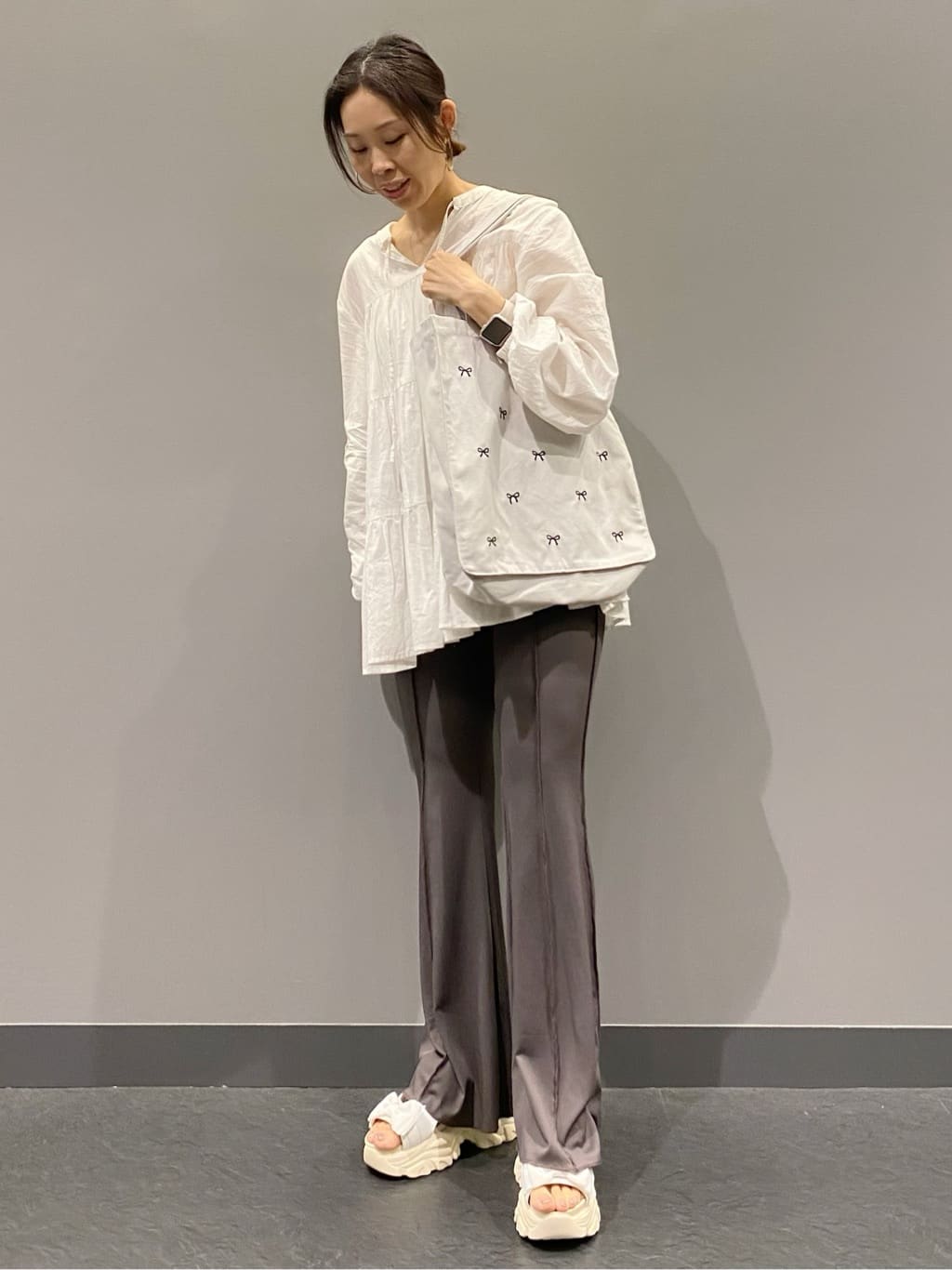 hiraさんの「ESPERANZA｜リボン刺繍キャンバストートバッグ」を使ったコーディネート