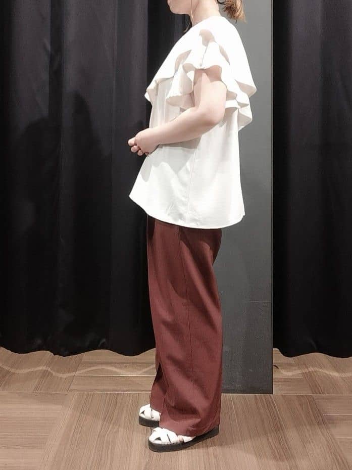 naoさんの「THE SHOP TK｜【ONOFF活躍】フリルデザインブラウス/セットアップ可」を使ったコーディネート