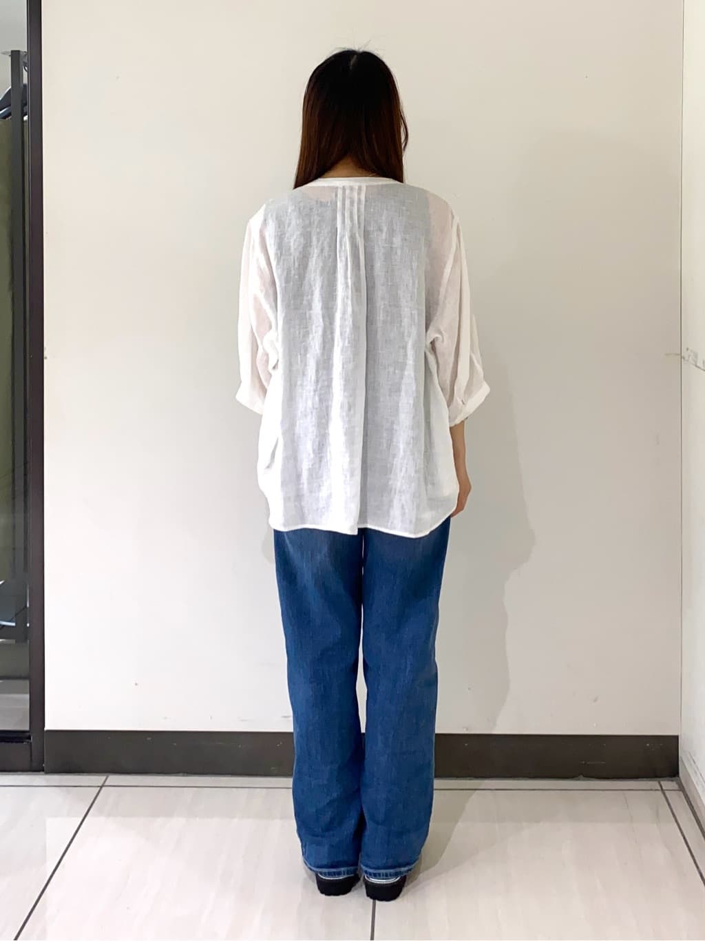 momoさんの「INDIVI｜【褒められデニム】ワイドストレート デニムパンツ」を使ったコーディネート