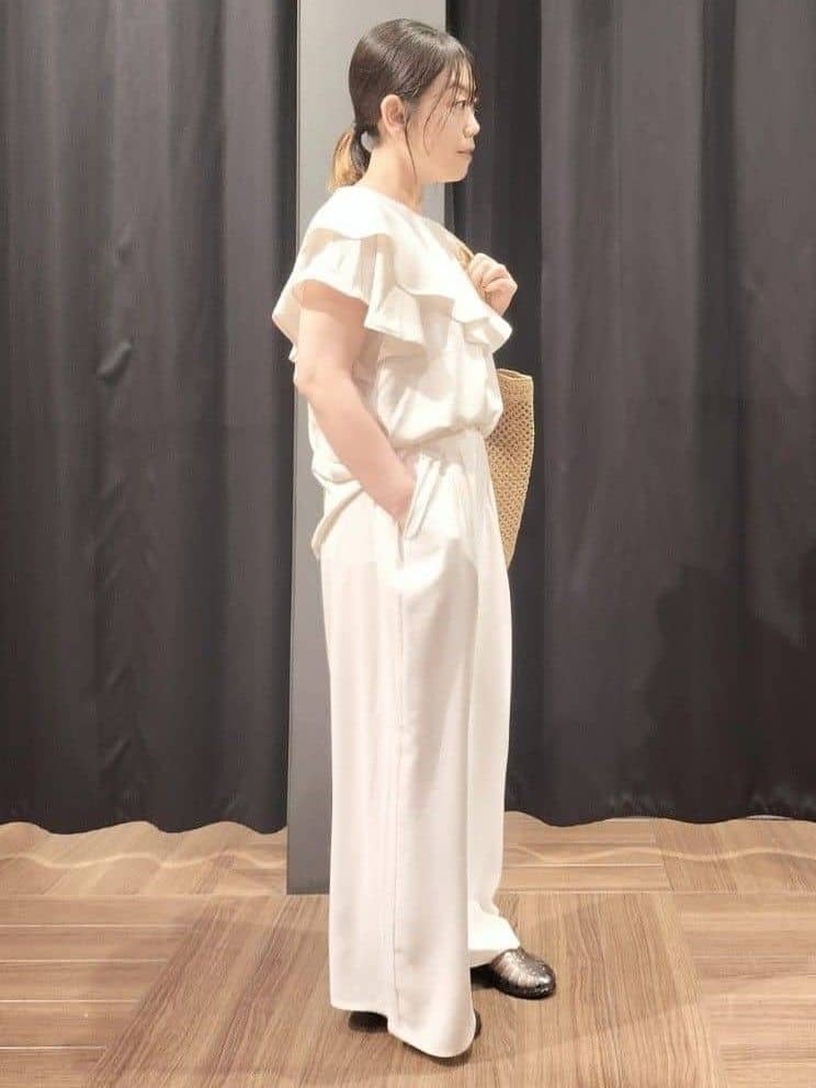 naoさんの「THE SHOP TK｜【ONOFF活躍】フリルデザインブラウス/セットアップ可」を使ったコーディネート
