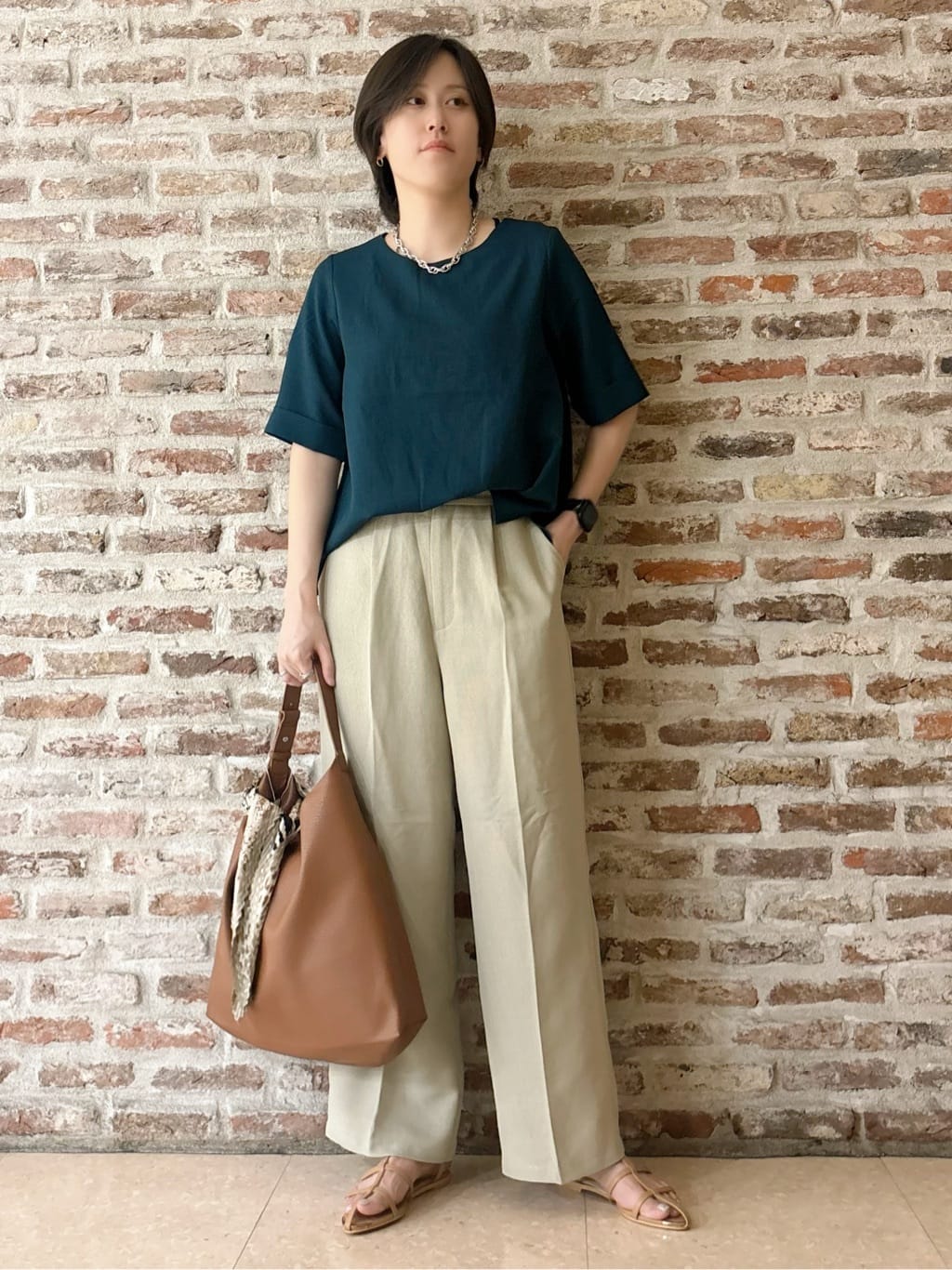 しばさんの「THE SHOP TK｜麻調メッシュブラウス【二の腕カバー/洗える】」を使ったコーディネート