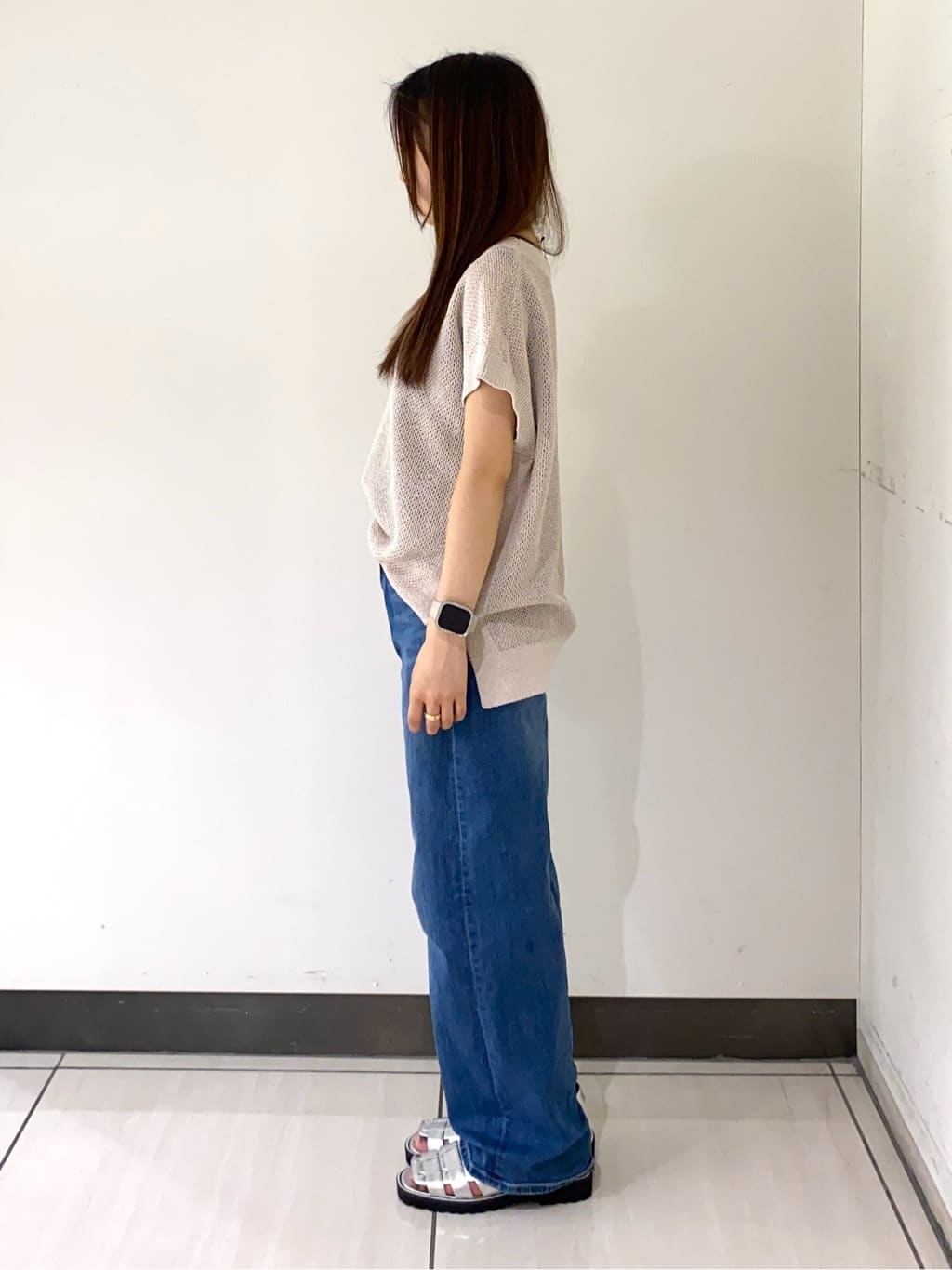 momoさんの「INDIVI｜【褒められデニム】ワイドストレート デニムパンツ」を使ったコーディネート