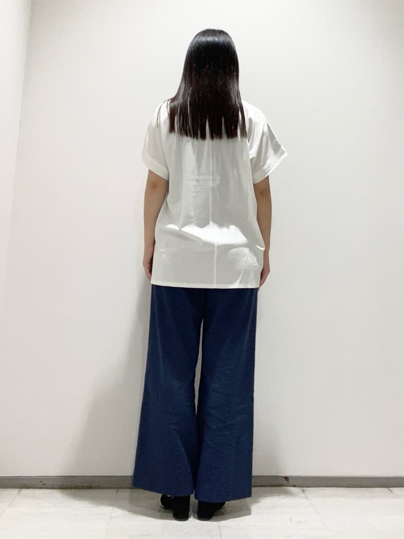 meiさんの「INDIVI｜【洗える／汗ジミ防止】バイカラー＆アシメヘム Tシャツ」を使ったコーディネート