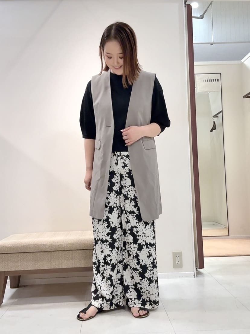 YUIさんの「UNTITLED｜【ウエストゴム/ワイド/柄】モノトーンフラワーパンツ」を使ったコーディネート