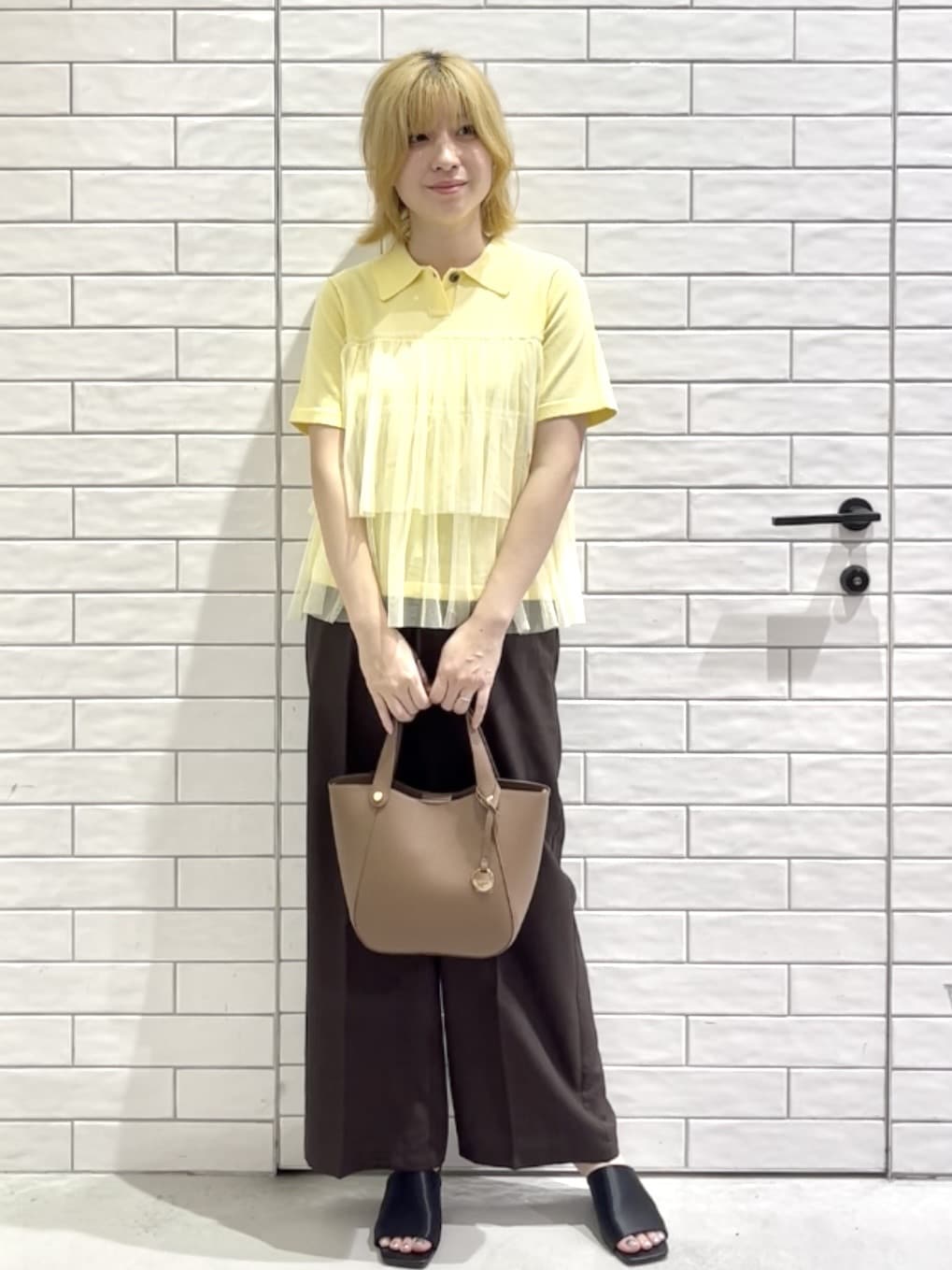 しおりさんの「OPAQUE.CLIP｜ウエストサテン使いイージーワイドパンツ【洗濯機洗い可】」を使ったコーディネート