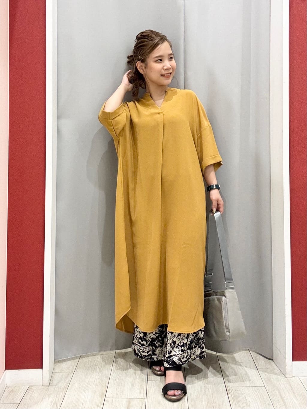 shioさんの「SHOO･LA･RUE｜【S-LL/洗濯後しわになりにくい/体型カバー】後ろ姿もサマになる バックレースアップチュニック」を使ったコーディネート