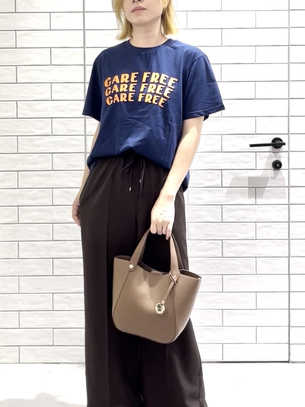 しおりさんの「OPAQUE.CLIP｜ウエストサテン使いイージーワイドパンツ【洗濯機洗い可】」を使ったコーディネート