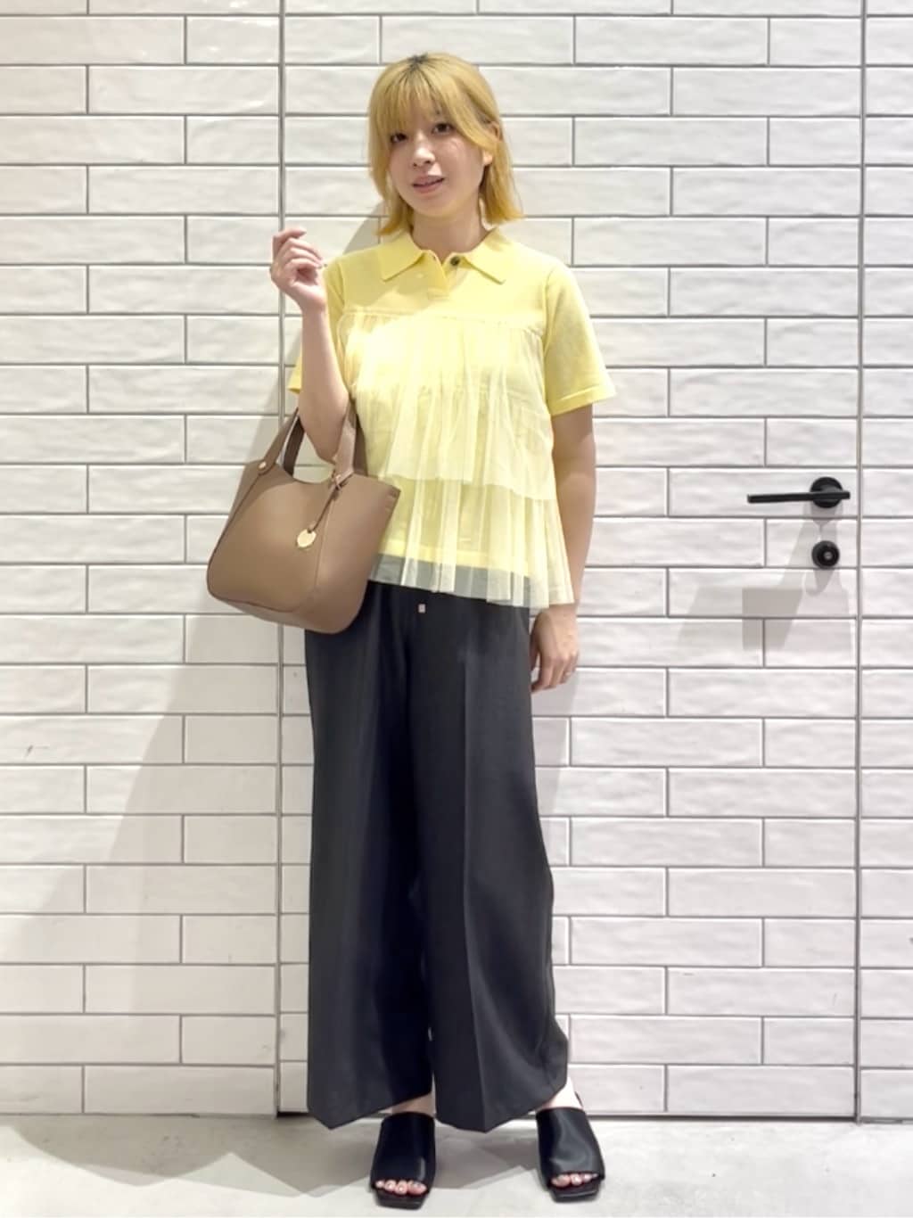しおりさんの「OPAQUE.CLIP｜ウエストサテン使いイージーワイドパンツ【洗濯機洗い可】」を使ったコーディネート