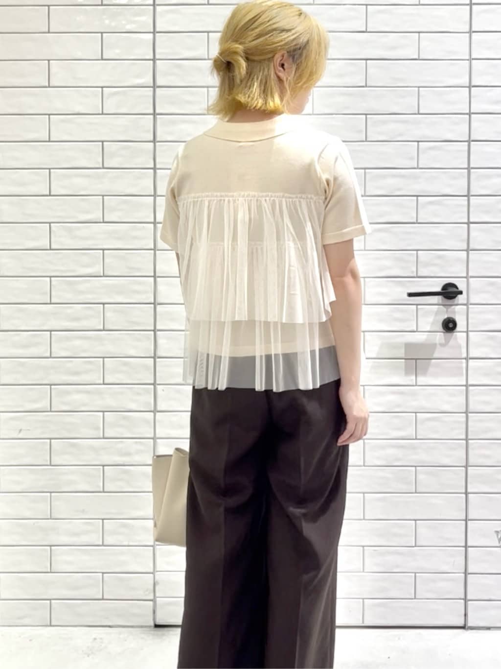 しおりさんの「OPAQUE.CLIP｜ウエストサテン使いイージーワイドパンツ【洗濯機洗い可】」を使ったコーディネート