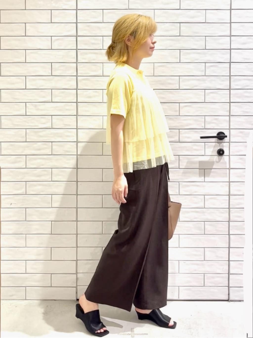 しおりさんの「OPAQUE.CLIP｜ウエストサテン使いイージーワイドパンツ【洗濯機洗い可】」を使ったコーディネート