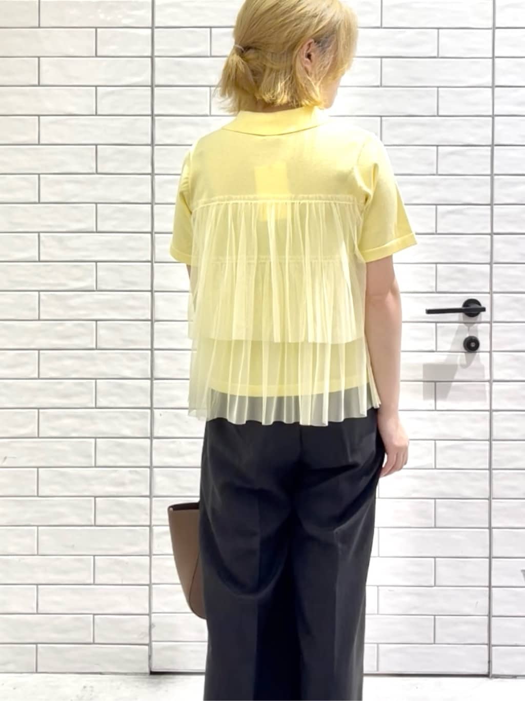 しおりさんの「OPAQUE.CLIP｜ウエストサテン使いイージーワイドパンツ【洗濯機洗い可】」を使ったコーディネート