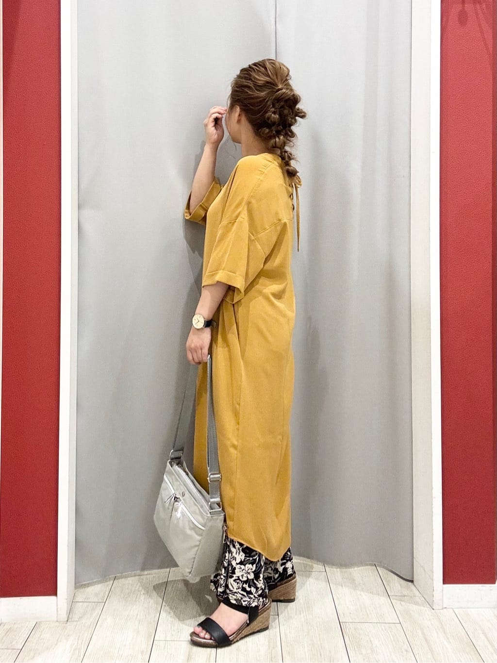 shioさんの「SHOO･LA･RUE｜【S-LL/洗濯後しわになりにくい/体型カバー】後ろ姿もサマになる バックレースアップチュニック」を使ったコーディネート