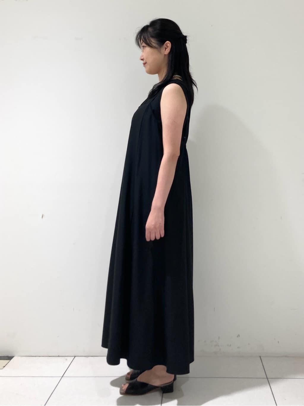 momokoさんの「INDIVI｜【UVケア】エアリージョーゼット キャミワンピース」を使ったコーディネート